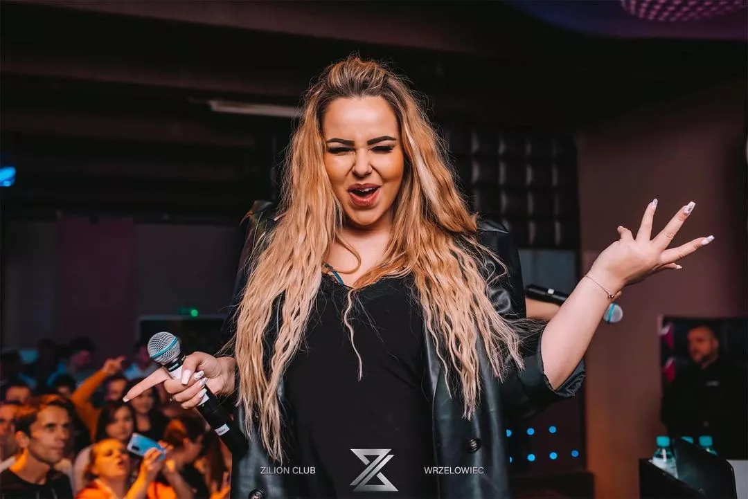 Gorące zdjęcie Pauli Karpowicz trafiło do sieci! Gwiazda disco polo odważnie odsłoniła biust, rozgrzewając fanów do czerwoności! Zobaczcie sami!